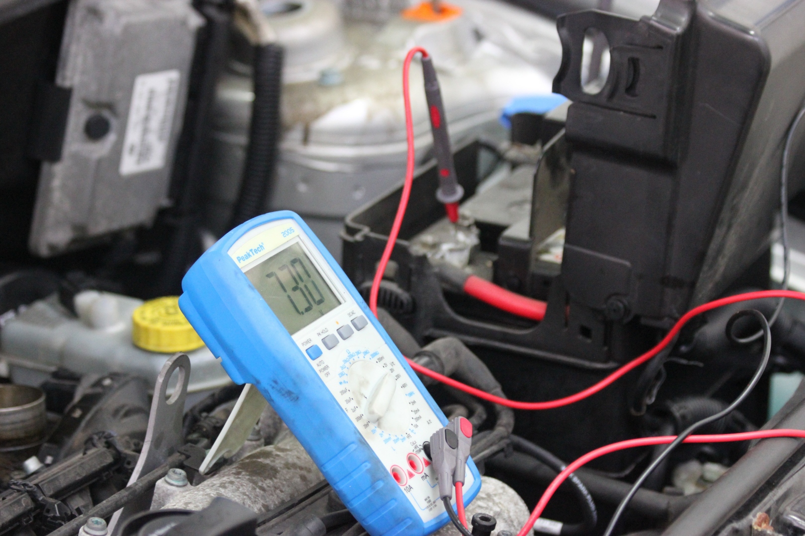 Diagnose-Technik – Multimeter-Messung im Motorraum